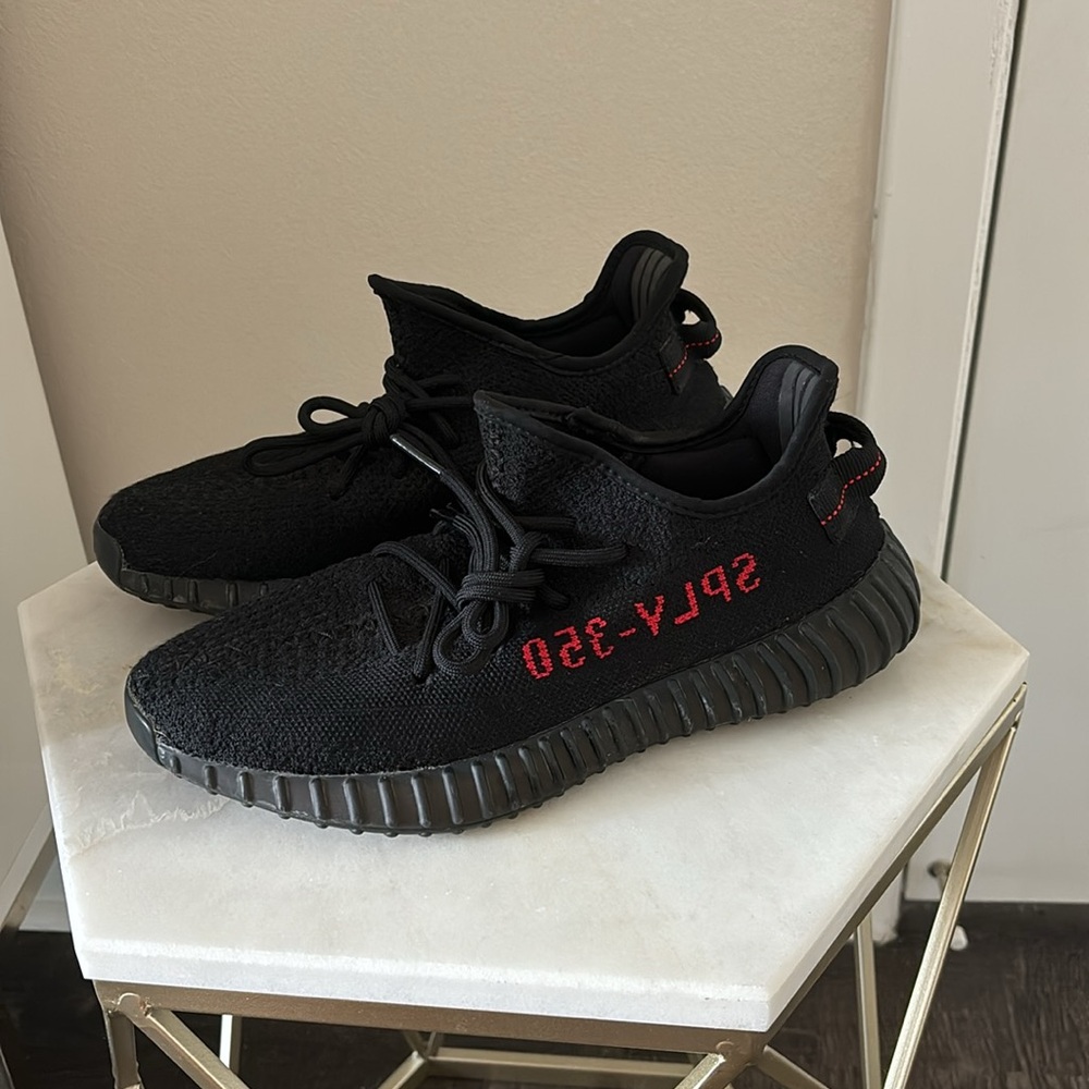 Adidas Yeezy Boost 350 V2
Black Red